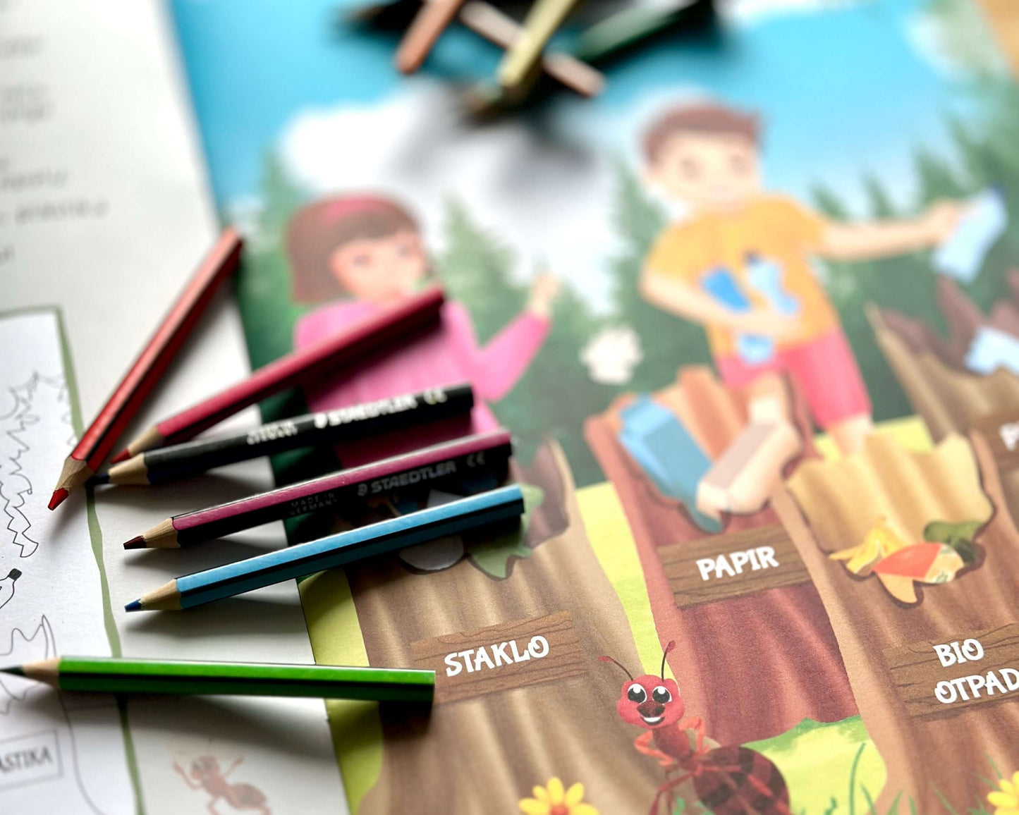 Djeca bojaju ilustracije iz slikovnice Zeleni Vitezovi